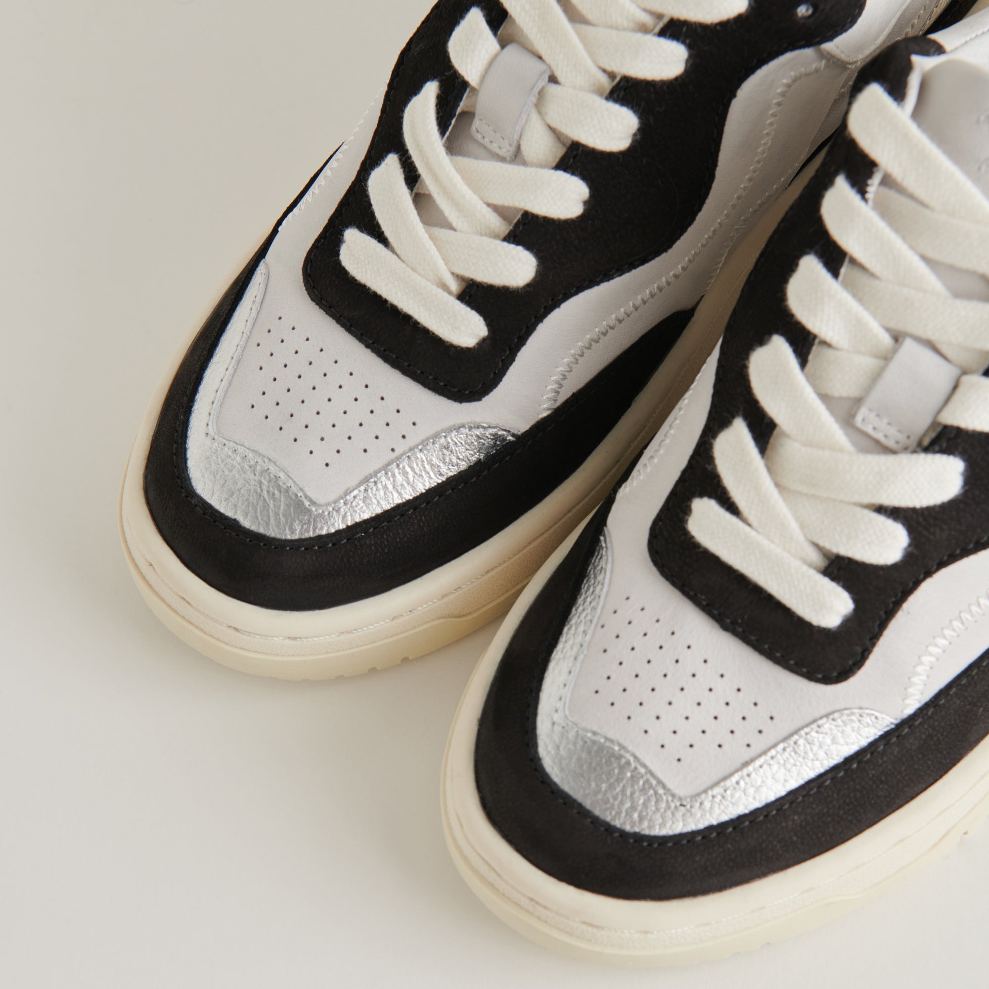 Adella Sneakers White Black Leather  Comfortable White Black Sneakers –  Dolce Vita
