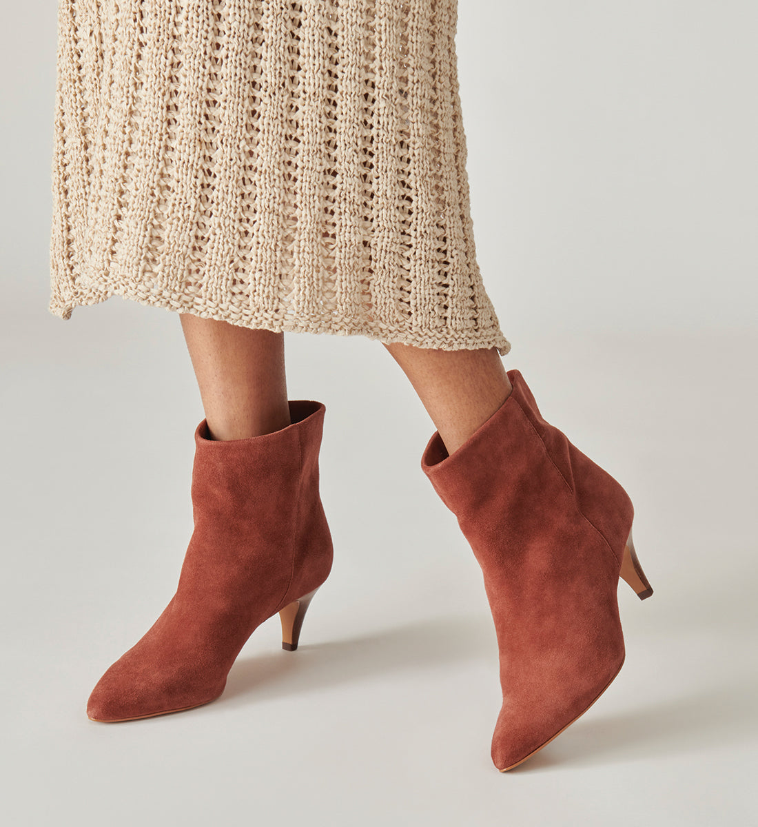 OUTFIT – WHITE elegant low heel booties | miMaO ®